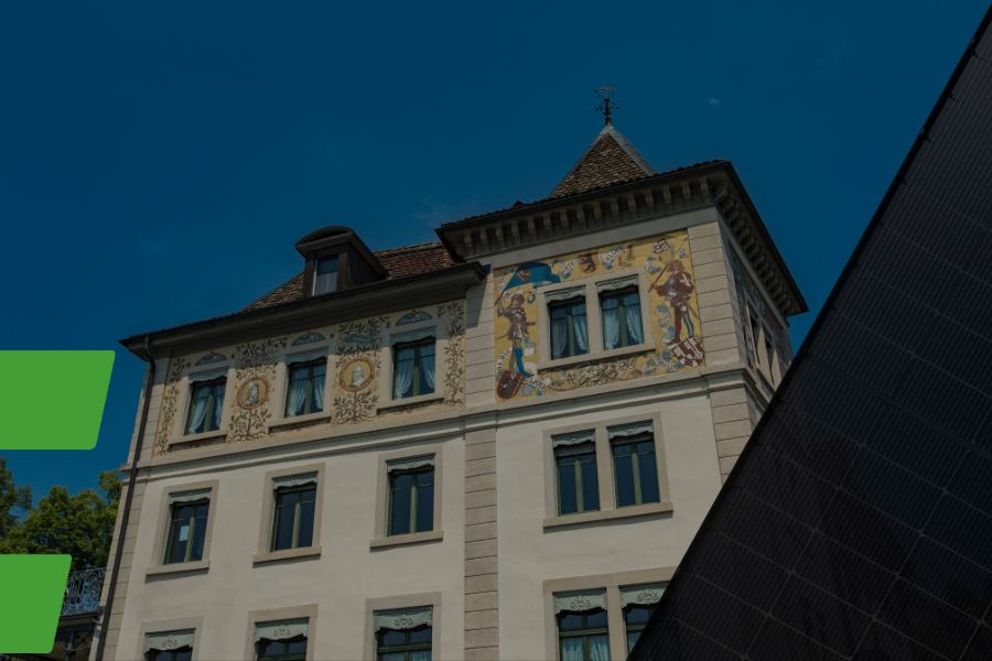 Balkonkraftwerke trotz Denkmalschutz: Was ist bei Solaranlagen erlaubt?